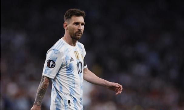 疯批美人，蝗灾求生：这场流量狂欢，谁在闷声发大财？